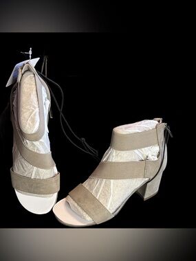 Liz Claiborne Womens Emerson Heeled Sandals. Size 6W. Color; Koala NIB